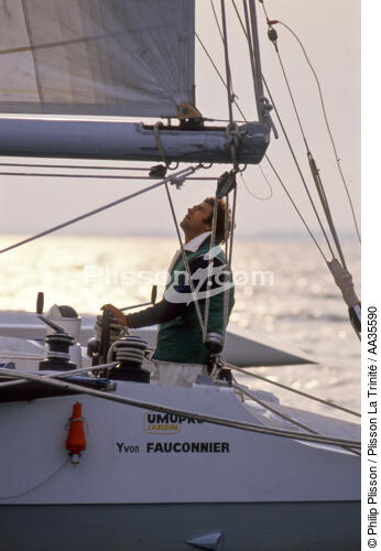 Yvon Fauconnier sur Umupro Jardin - transat anglaise 1984 - © Philip Plisson / Plisson La Trinité / AA35590 - Nos reportages photos - Course au large