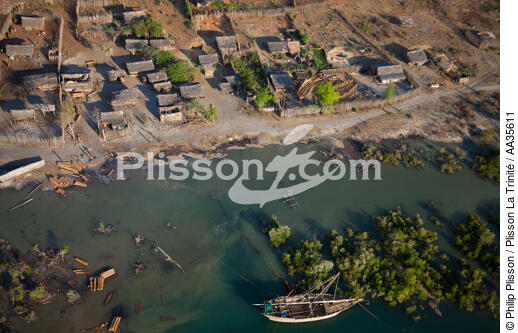 Madagarscar côte Nord Ouest - © Philip Plisson / Plisson La Trinité / AA35611 - Nos reportages photos - Maison
