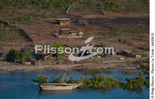 Madagarscar côte Nord Ouest - © Philip Plisson / Plisson La Trinité / AA35615 - Nos reportages photos - Chantier naval