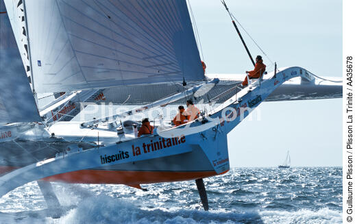 Le trimaran La Trinitaine skippé par Marc Guillemot - © Guillaume Plisson / Plisson La Trinité / AA35678 - Nos reportages photos - Multicoque de course