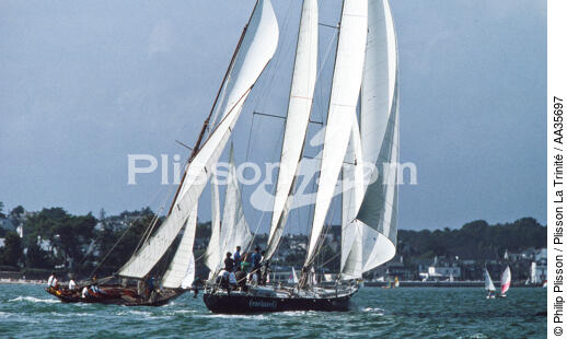 Pen Duick et Pen duick III dans le chenal à la Trinité sur mer - © Philip Plisson / Plisson La Trinité / AA35697 - Nos reportages photos - Maxi