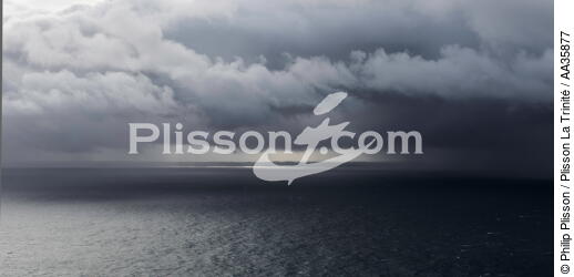 Ciel de grain en Mer d'Iroise - © Philip Plisson / Plisson La Trinité / AA35877 - Nos reportages photos - Finistère