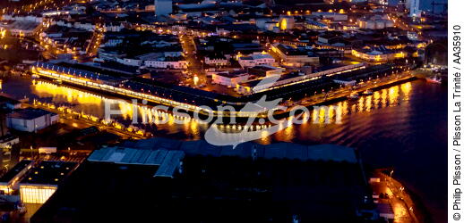 Le port de Lorient de nuit - © Philip Plisson / Plisson La Trinité / AA35910 - Nos reportages photos - Ville [56]