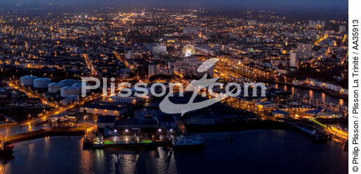 Le port de Lorient de nuit - © Philip Plisson / Plisson La Trinité / AA35913 - Nos reportages photos - Morbihan
