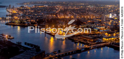The port of Lorient by night - © Philip Plisson / Plisson La Trinité / AA35916 - Photo Galleries - Town [56]