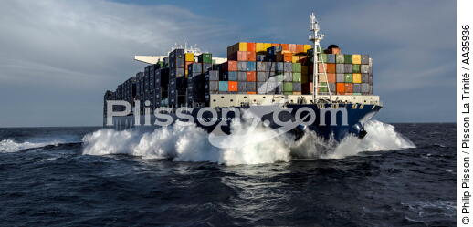 Le porte conteneur Marco Polo - © Philip Plisson / Plisson La Trinité / AA35936 - Nos reportages photos - Transport maritime