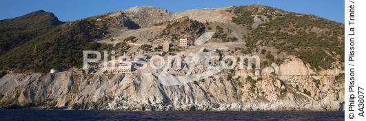 Ancienne carrière d'amiante sur le Cap Corse - © Philip Plisson / Plisson La Trinité / AA36077 - Nos reportages photos - Panoramique horizontal