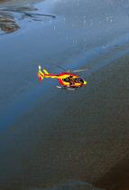 Hélicoptère de la sécurité civile en baie du Mont Saint-Michel © Philip Plisson / Plisson La Trinité / AA36339 - Nos reportages photos - Vertical