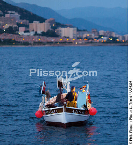 Ajaccio, Corse - © Philip Plisson / Plisson La Trinité / AA36396 - Nos reportages photos - Pêcheur