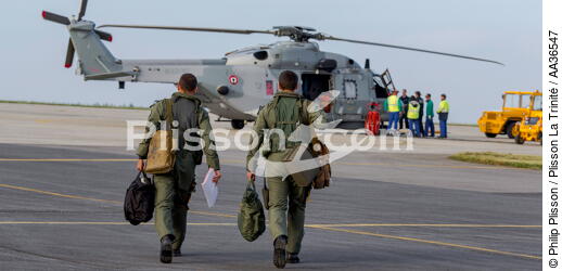 La flottille 33F - © Philip Plisson / Plisson La Trinité / AA36547 - Nos reportages photos - Hélicoptère