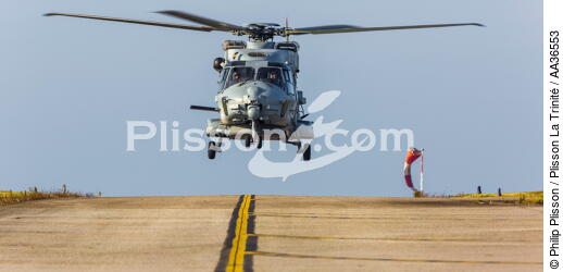 La flottille 33F - © Philip Plisson / Plisson La Trinité / AA36553 - Nos reportages photos - Hélicoptère militaire