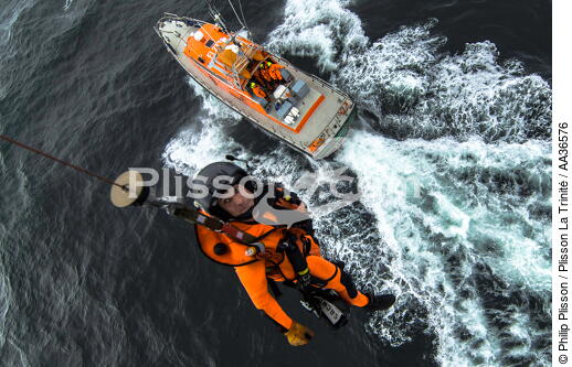 La flottille 33F - © Philip Plisson / Plisson La Trinité / AA36576 - Photo Galleries - Lifesaving at sea