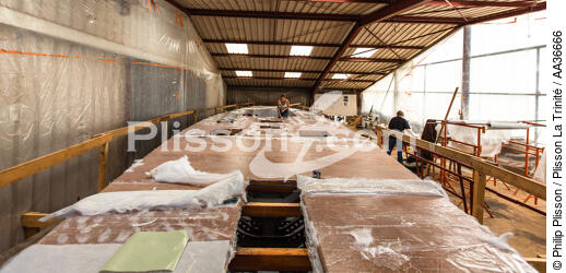 Restore 12 meters JI France in shipyard Vilaine Arzal. - © Philip Plisson / Plisson La Trinité / AA36666 - Photo Galleries - France 1