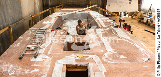 Restauration du 12 mètres JI France au chantier naval de Vilaine à Arzal. - © Philip Plisson / Plisson La Trinité / AA36667 - Nos reportages photos - Jauge internationale