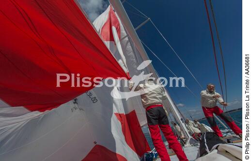 Manoeuvre à bord du 12 mètres JI France - © Philip Plisson / Plisson La Trinité / AA36681 - Nos reportages photos - Le 12 mètres  JI France