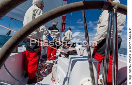 Maneuver aboard the 12 meter JI France - © Philip Plisson / Plisson La Trinité / AA36682 - Photo Galleries - Manoeuvre