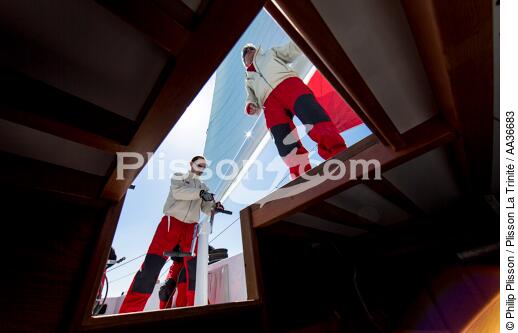 Manoeuvre à bord du 12 mètres JI France - © Philip Plisson / Plisson La Trinité / AA36683 - Nos reportages photos - Manoeuvre