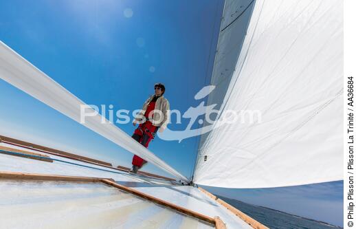 Maneuver aboard the 12 meter JI France - © Philip Plisson / Plisson La Trinité / AA36684 - Photo Galleries - Racing monohull
