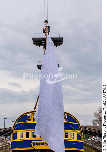 La pose de la mâture de l'Hermione à rochefort - © Philip Plisson / Plisson La Trinité / AA37013 - Nos reportages photos - Vieux gréement