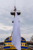 La pose de la mâture de l'Hermione à rochefort © Philip Plisson / Plisson La Trinité / AA37013 - Nos reportages photos - Elément d'un bateau
