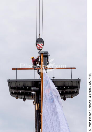 La pose de la mâture de l'Hermione à rochefort - © Philip Plisson / Plisson La Trinité / AA37014 - Nos reportages photos - Elément d'un bateau