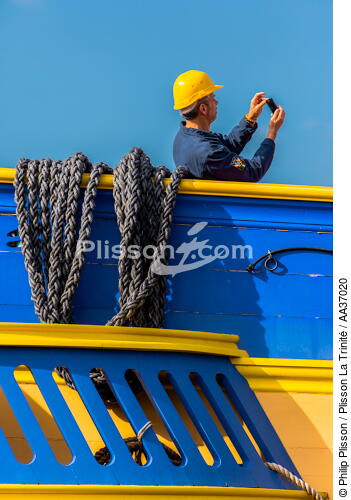 La pose de la mâture de l'Hermione à rochefort - © Philip Plisson / Plisson La Trinité / AA37020 - Nos reportages photos - Mâture