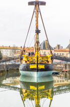 The installation of the masts of the Hermione, Rochefort © Philip Plisson / Plisson La Trinité / AA37025 - Photo Galleries - Vertical