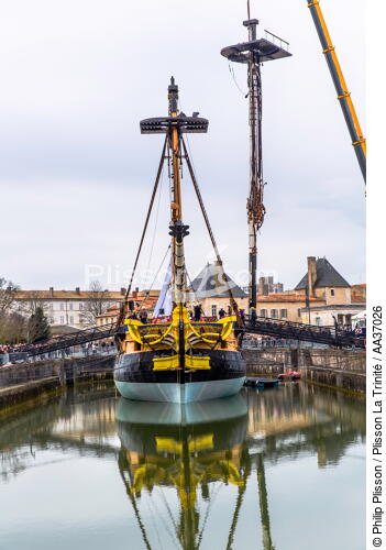 The installation of the masts of the Hermione, Rochefort - © Philip Plisson / Plisson La Trinité / AA37026 - Photo Galleries - Elements of boat