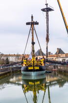 The installation of the masts of the Hermione, Rochefort © Philip Plisson / Plisson La Trinité / AA37026 - Photo Galleries - Vertical