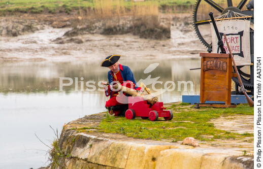 La pose de la mâture de l'Hermione à rochefort - © Philip Plisson / Plisson La Trinité / AA37041 - Nos reportages photos - Elément d'un bateau