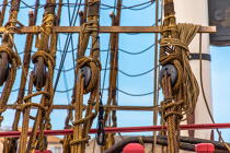 La pose de la mâture de l'Hermione à rochefort © Philip Plisson / Plisson La Trinité / AA37043 - Nos reportages photos - Elément d'un bateau