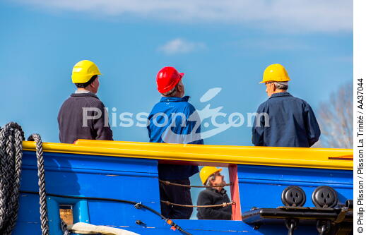 La pose de la mâture de l'Hermione à rochefort - © Philip Plisson / Plisson La Trinité / AA37044 - Nos reportages photos - Elément d'un bateau