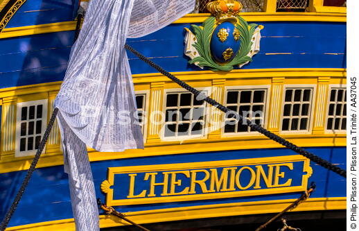 La pose de la mâture de l'Hermione à rochefort - © Philip Plisson / Plisson La Trinité / AA37045 - Nos reportages photos - Monocoque