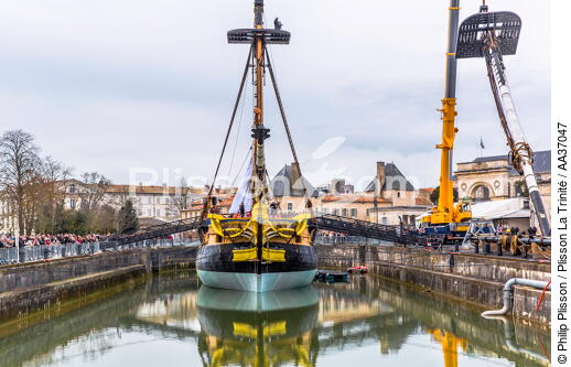 The installation of the masts of the Hermione, Rochefort - © Philip Plisson / Plisson La Trinité / AA37047 - Photo Galleries - Elements of boat
