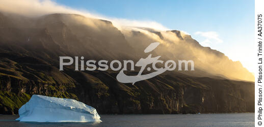 Late summer on the west coast of Greenland [AT] - © Philip Plisson / Plisson La Trinité / AA37075 - Photo Galleries - Iceberg