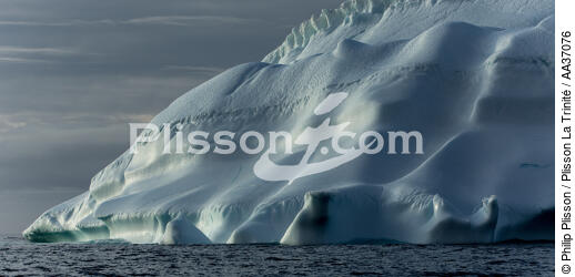 Late summer on the west coast of Greenland [AT] - © Philip Plisson / Plisson La Trinité / AA37076 - Photo Galleries - Iceberg