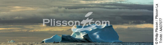Late summer on the west coast of Greenland [AT] - © Philip Plisson / Plisson La Trinité / AA37077 - Photo Galleries - Iceberg
