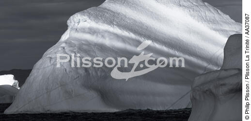 Late summer on the west coast of Greenland [AT] - © Philip Plisson / Plisson La Trinité / AA37087 - Photo Galleries - Iceberg