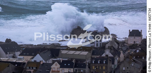 Storm Petra, Saint Guénolé,Brittany. - © Philip Plisson / Plisson La Trinité / AA37134 - Photo Galleries - Port
