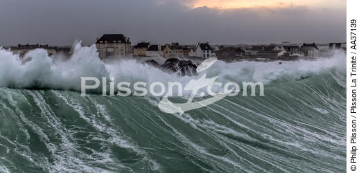 Storm Petra, Saint Guénolé,Brittany. - © Philip Plisson / Plisson La Trinité / AA37139 - Photo Galleries - Storms