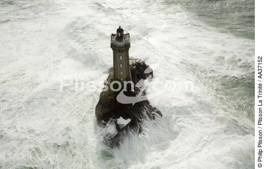 Petra stormon la Vieille lighthouse - © Philip Plisson / Plisson La Trinité / AA37152 - Photo Galleries - Finistère