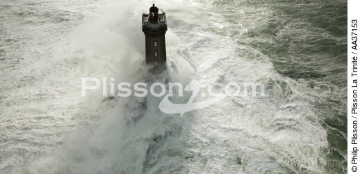 Petra stormon la Vieille lighthouse - © Philip Plisson / Plisson La Trinité / AA37153 - Photo Galleries - Pointe du Raz [The]