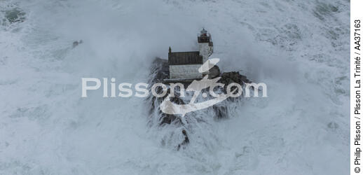 Tempête Petra sur le phare de Tévennec - © Philip Plisson / Plisson La Trinité / AA37163 - Nos reportages photos - Finistère