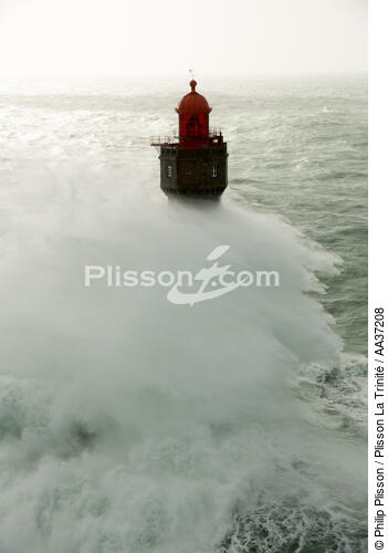 Petra storm on le Jument lighthouse - © Philip Plisson / Plisson La Trinité / AA37208 - Photo Galleries - Finistère