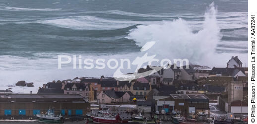 St Guénolé port - © Philip Plisson / Plisson La Trinité / AA37241 - Photo Galleries - Storm at sea