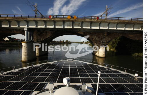 Planet Solar - © Philip Plisson / Plisson La Trinité / AA37409 - Nos reportages photos - Catamaran solaire