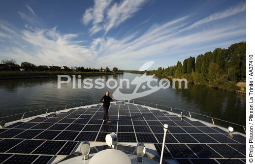 Planet Solar - © Philip Plisson / Plisson La Trinité / AA37410 - Photo Galleries - Solar catamaran