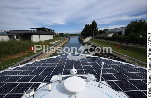 Planet Solar - © Philip Plisson / Plisson La Trinité / AA37415 - Nos reportages photos - Géomorphie