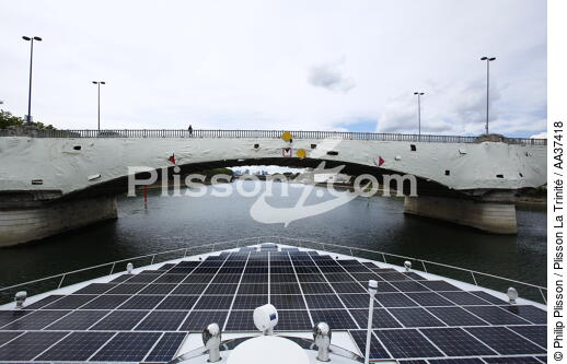 Planet Solar - © Philip Plisson / Plisson La Trinité / AA37418 - Nos reportages photos - Catamaran solaire