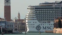 Venise © Philip Plisson / Plisson La Trinité / AA37667 - Nos reportages photos - Traffic maritime dans la lagune de Venise